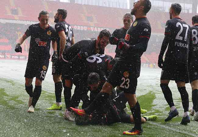 TFF 1. Lig’in 21. haftasında Eskişehirspor sahasında konuk ettiği Altınordu’yu 3-0 mağlup etti. Muhteşem bir performans sergileyen 'Bizim Çocuklar' yoğun kar yağışı ve soğuğa rağmen pes etmedi. Son dakikaya kadar mücadeleye devam eden Eskişehirsporlu futbolcular, bu galibiyeti alabilmek için ellerinden gelenin en iyisini yaptılar. İşte bu unutulmaz karşılaşmadan sizin için seçtiğimiz kareler...