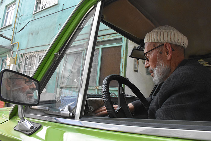 Bilecik'te yaşayan 83 yaşındaki Celil Gülen, 22 yıl önce bir akrabasından satın aldığı 1975 model, tüm parçaları orijinal Murat 124 model otomobiline özenle bakıyor.