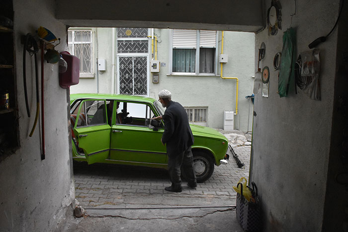 Bilecik'te yaşayan 83 yaşındaki Celil Gülen, 22 yıl önce bir akrabasından satın aldığı 1975 model, tüm parçaları orijinal Murat 124 model otomobiline özenle bakıyor.