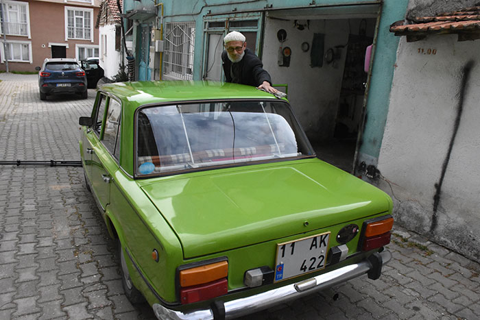 Bilecik'te yaşayan 83 yaşındaki Celil Gülen, 22 yıl önce bir akrabasından satın aldığı 1975 model, tüm parçaları orijinal Murat 124 model otomobiline özenle bakıyor.