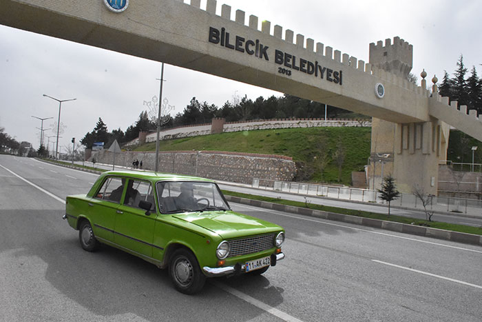 Bilecik'te yaşayan 83 yaşındaki Celil Gülen, 22 yıl önce bir akrabasından satın aldığı 1975 model, tüm parçaları orijinal Murat 124 model otomobiline özenle bakıyor.