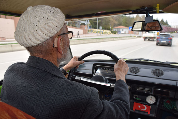 Bilecik'te yaşayan 83 yaşındaki Celil Gülen, 22 yıl önce bir akrabasından satın aldığı 1975 model, tüm parçaları orijinal Murat 124 model otomobiline özenle bakıyor.