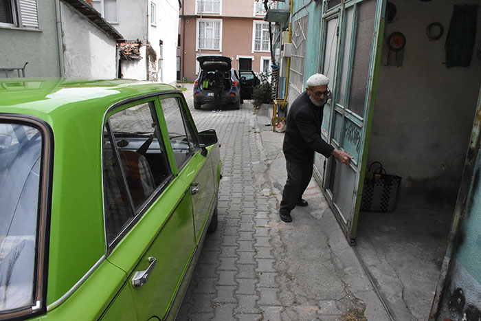 Bilecik'te yaşayan 83 yaşındaki Celil Gülen, 22 yıl önce bir akrabasından satın aldığı 1975 model, tüm parçaları orijinal Murat 124 model otomobiline özenle bakıyor.