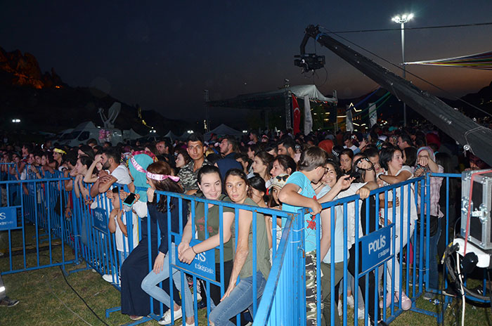 Eskişehir’in Sivrihisar ilçesinde düzenlenen Uluslararası Nasreddin Hoca Kültür ve Sanat Festivali'nin ilk gece konuğu şarkıcı Mustafa Ceceli oldu.