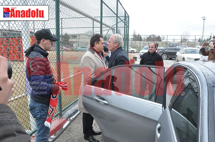 Eskişehirspor'da Alpay Özalan'dan boşalan teknik direktörlük koltuğuna, Mustafa Denizli getirildi. Denizli, taraftarlara seslenerek, "Elimden gelen her şeyi ortaya koyacağım. Sonunda düşündüklerinizi gerçekleştireceğiz" dedi.