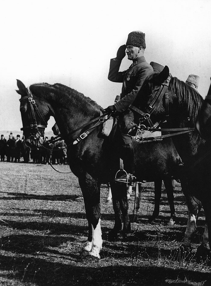 Türkiye Cumhuriyeti'nin kurucusu Mustafa Kemal Atatürk'ün Cumhuriyet öncesi ve sonrasına ilişkin az bilinen fotoğrafları ile bazı belgeler gün yüzüne çıktı. Genelkurmay Askeri Tarih ve Stratejik ETÜT (ATASE) Daire Başkanlığı arşivlerinden derlenen 25 fotoğraf ve bazı belgeler, 10 Kasım Atatürk'ü Anma Günü ve Atatürk Haftası kapsamında paylaşıldı.