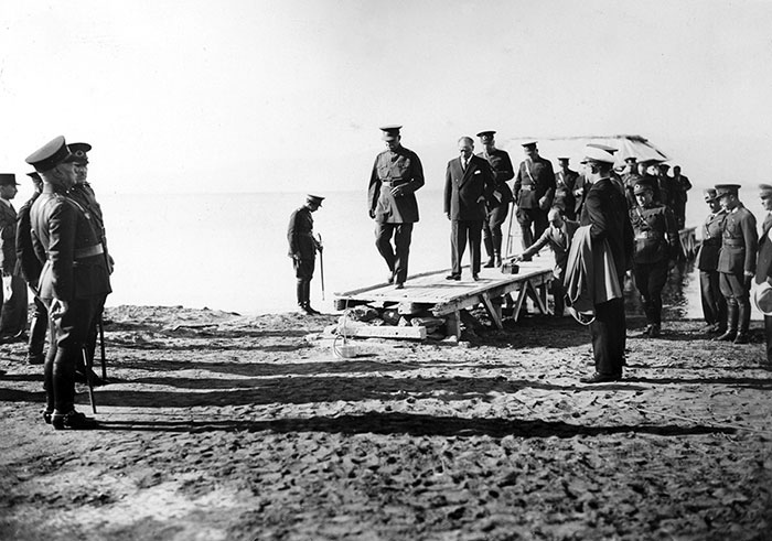 Türkiye Cumhuriyeti'nin kurucusu Mustafa Kemal Atatürk'ün Cumhuriyet öncesi ve sonrasına ilişkin az bilinen fotoğrafları ile bazı belgeler gün yüzüne çıktı. Genelkurmay Askeri Tarih ve Stratejik ETÜT (ATASE) Daire Başkanlığı arşivlerinden derlenen 25 fotoğraf ve bazı belgeler, 10 Kasım Atatürk'ü Anma Günü ve Atatürk Haftası kapsamında paylaşıldı.