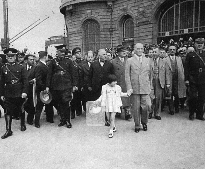 Türkiye Cumhuriyeti'nin kurucusu Mustafa Kemal Atatürk'ün Cumhuriyet öncesi ve sonrasına ilişkin az bilinen fotoğrafları ile bazı belgeler gün yüzüne çıktı. Genelkurmay Askeri Tarih ve Stratejik ETÜT (ATASE) Daire Başkanlığı arşivlerinden derlenen 25 fotoğraf ve bazı belgeler, 10 Kasım Atatürk'ü Anma Günü ve Atatürk Haftası kapsamında paylaşıldı.