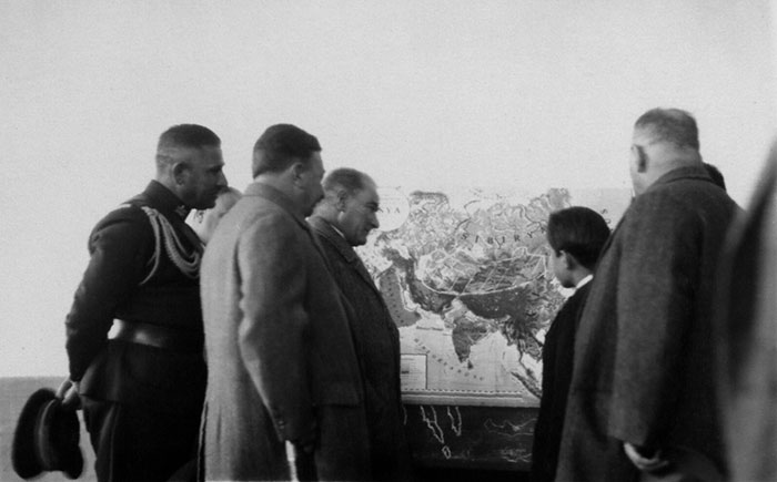 Türkiye Cumhuriyeti'nin kurucusu Mustafa Kemal Atatürk'ün Cumhuriyet öncesi ve sonrasına ilişkin az bilinen fotoğrafları ile bazı belgeler gün yüzüne çıktı. Genelkurmay Askeri Tarih ve Stratejik ETÜT (ATASE) Daire Başkanlığı arşivlerinden derlenen 25 fotoğraf ve bazı belgeler, 10 Kasım Atatürk'ü Anma Günü ve Atatürk Haftası kapsamında paylaşıldı.