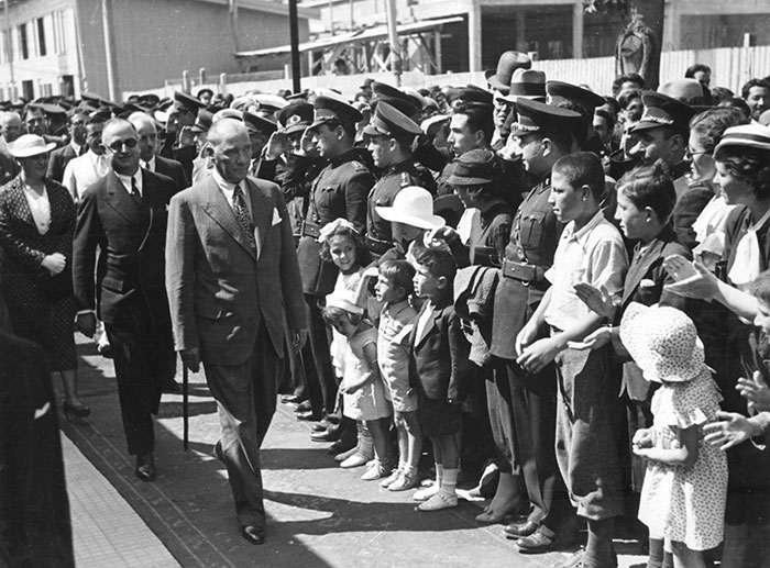 Türkiye Cumhuriyeti'nin kurucusu Mustafa Kemal Atatürk'ün Cumhuriyet öncesi ve sonrasına ilişkin az bilinen fotoğrafları ile bazı belgeler gün yüzüne çıktı. Genelkurmay Askeri Tarih ve Stratejik ETÜT (ATASE) Daire Başkanlığı arşivlerinden derlenen 25 fotoğraf ve bazı belgeler, 10 Kasım Atatürk'ü Anma Günü ve Atatürk Haftası kapsamında paylaşıldı.