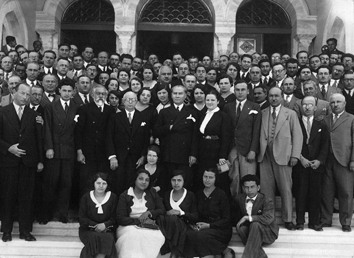 Türkiye Cumhuriyeti'nin kurucusu Mustafa Kemal Atatürk'ün Cumhuriyet öncesi ve sonrasına ilişkin az bilinen fotoğrafları ile bazı belgeler gün yüzüne çıktı. Genelkurmay Askeri Tarih ve Stratejik ETÜT (ATASE) Daire Başkanlığı arşivlerinden derlenen 25 fotoğraf ve bazı belgeler, 10 Kasım Atatürk'ü Anma Günü ve Atatürk Haftası kapsamında paylaşıldı.