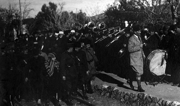 Türkiye Cumhuriyeti'nin kurucusu Mustafa Kemal Atatürk'ün Cumhuriyet öncesi ve sonrasına ilişkin az bilinen fotoğrafları ile bazı belgeler gün yüzüne çıktı. Genelkurmay Askeri Tarih ve Stratejik ETÜT (ATASE) Daire Başkanlığı arşivlerinden derlenen 25 fotoğraf ve bazı belgeler, 10 Kasım Atatürk'ü Anma Günü ve Atatürk Haftası kapsamında paylaşıldı.