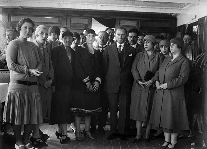 Türkiye Cumhuriyeti'nin kurucusu Mustafa Kemal Atatürk'ün Cumhuriyet öncesi ve sonrasına ilişkin az bilinen fotoğrafları ile bazı belgeler gün yüzüne çıktı. Genelkurmay Askeri Tarih ve Stratejik ETÜT (ATASE) Daire Başkanlığı arşivlerinden derlenen 25 fotoğraf ve bazı belgeler, 10 Kasım Atatürk'ü Anma Günü ve Atatürk Haftası kapsamında paylaşıldı.