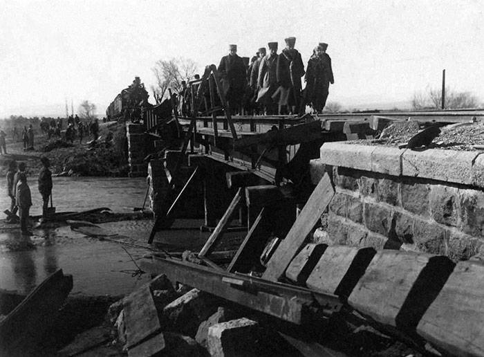 Türkiye Cumhuriyeti'nin kurucusu Mustafa Kemal Atatürk'ün Cumhuriyet öncesi ve sonrasına ilişkin az bilinen fotoğrafları ile bazı belgeler gün yüzüne çıktı. Genelkurmay Askeri Tarih ve Stratejik ETÜT (ATASE) Daire Başkanlığı arşivlerinden derlenen 25 fotoğraf ve bazı belgeler, 10 Kasım Atatürk'ü Anma Günü ve Atatürk Haftası kapsamında paylaşıldı.