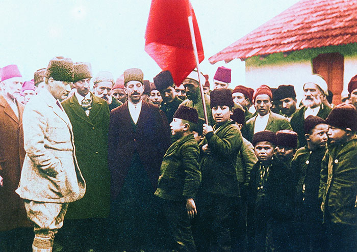 Türkiye Cumhuriyeti'nin kurucusu Mustafa Kemal Atatürk'ün Cumhuriyet öncesi ve sonrasına ilişkin az bilinen fotoğrafları ile bazı belgeler gün yüzüne çıktı. Genelkurmay Askeri Tarih ve Stratejik ETÜT (ATASE) Daire Başkanlığı arşivlerinden derlenen 25 fotoğraf ve bazı belgeler, 10 Kasım Atatürk'ü Anma Günü ve Atatürk Haftası kapsamında paylaşıldı.