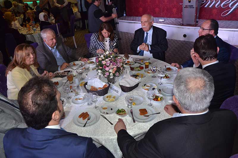 Bizde görevden ayrıldıktan sonra, bizi de hatırlayıp bu şekilde davet eden il başkanlarımız olsun inşallah. Olacaktır da... Nitekim AK Parti bir vefa hareketidir aynı zamanda.