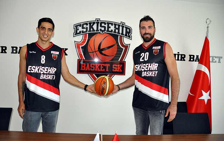 Türkiye Basketbol 1. Ligi takımlarından Eskişehir Basket, kadrosuna kattığı oyuncular Cemal Nalga ve Murat Göktaş ile sözleşme imzaladı.