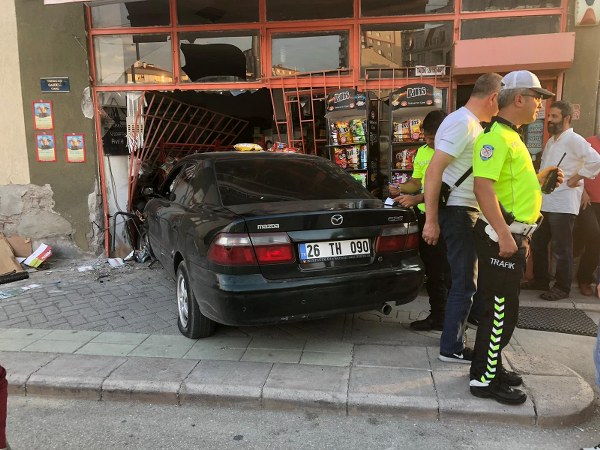 Eskişehir’de işlettiği markete bir otomobilin girdiği Tahsin Emeklikol, “Valla ben o namazı vaktinde kılmamış olsaydım, namaz için oradan kalkmamış olsaydım şu anda burada yoktum. Namaz hayatımı kurtardı hamd olsun” dedi. 