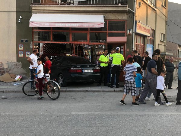 Eskişehir’de işlettiği markete bir otomobilin girdiği Tahsin Emeklikol, “Valla ben o namazı vaktinde kılmamış olsaydım, namaz için oradan kalkmamış olsaydım şu anda burada yoktum. Namaz hayatımı kurtardı hamd olsun” dedi. 