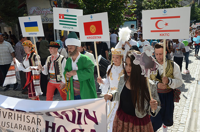 Bu yıl 30 Haziran ve 2 Temmuz tarihleri arasında Sivrihisar ilçesinde düzenlenecek Uluslararası Nasreddin Hoca Kültür ve Sanat Festivali, kent merkezinde düzenlenen Nasreddin Hoca korteji ile başladı.