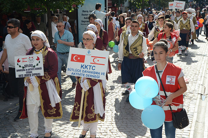 Bu yıl 30 Haziran ve 2 Temmuz tarihleri arasında Sivrihisar ilçesinde düzenlenecek Uluslararası Nasreddin Hoca Kültür ve Sanat Festivali, kent merkezinde düzenlenen Nasreddin Hoca korteji ile başladı.