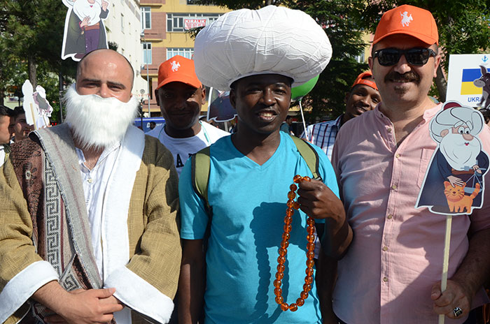 Bu yıl 30 Haziran ve 2 Temmuz tarihleri arasında Sivrihisar ilçesinde düzenlenecek Uluslararası Nasreddin Hoca Kültür ve Sanat Festivali, kent merkezinde düzenlenen Nasreddin Hoca korteji ile başladı.