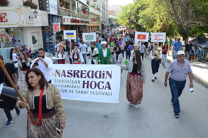 Bu yıl 30 Haziran ve 2 Temmuz tarihleri arasında Sivrihisar ilçesinde düzenlenecek Uluslararası Nasreddin Hoca Kültür ve Sanat Festivali, kent merkezinde düzenlenen Nasreddin Hoca korteji ile başladı.