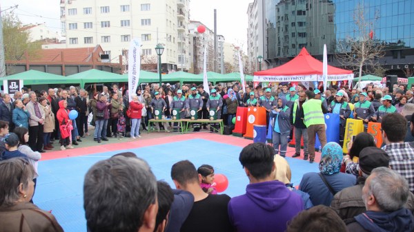 İl Kültür ve Turizm Müdürlüğünce gerçekleştirilen etkinlikte yöresel danslar edilirken Sivrihisar Belediyesi tarafından da bin kişiye sucuk ekmek dağıtıldı. Yine alanda en çok ilgiyi Sivrihisar Belediyesinin kurduğu stantta bulunan temsili Nasreddin Hoca çekti. 