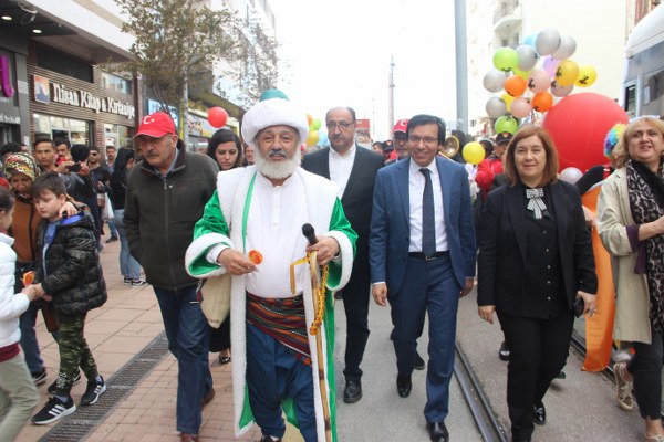 Türk-İslam kültürünün büyük bilgesi ve gülmece ustası temsili Nasreddin Hoca ve beraberindekiler, etkinlik alanından Porsuk Çayına kadar yürüyüş düzenlendi. Bando EsEs’in de eşlik ettiği yürüyüşte birlikte sloganlar atıldı.