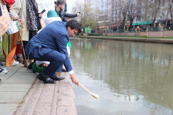 Ardından Vali Yardımcısı Aslan Avşarbey ile birlikte Porsuk Çayı kenarına inen temsili Nasreddin Hoca, turizmin önemine değindi. Etkinlik için Sivrihisar Belediyesi katkılarıyla Eskişehir’e geldiklerini aktaran Nasreddin Hoca, bilindik esprilerinin ardından Porsuk Çayına maya çaldı. Çevredeki vatandaşlar da maya çalındığı anları cep telefonları ile kaydetti. 