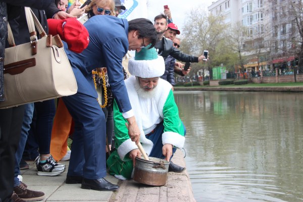 Temsili Nasreddin Hoca Gürbüz Karaca, burada yaptığı açıklamada "Turizm Haftası'nı kutlamak için dünyanın merkezi Sivrihisar'dan geldik. Gördüğüm üzere Turizm Haftası Eskişehir'de şahane bir şekilde kutlanıyor.