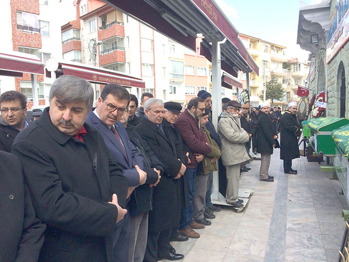 Eskişehir’de katıldığı toplantıda geçirdiği kalp krizi sonucu hayatını kaybeden Türkçe Öğretmeni Nihat Ural, cenaze namazı kılınarak son yolculuğuna uğurlandı. 