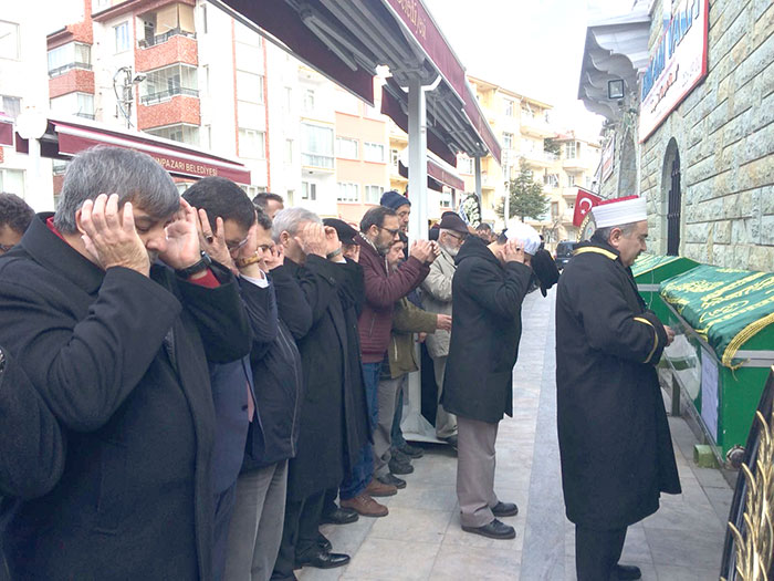 Eskişehir’de katıldığı toplantıda geçirdiği kalp krizi sonucu hayatını kaybeden Türkçe Öğretmeni Nihat Ural, cenaze namazı kılınarak son yolculuğuna uğurlandı. 