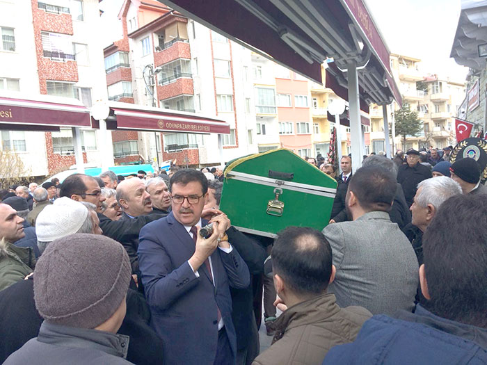 Eskişehir’de katıldığı toplantıda geçirdiği kalp krizi sonucu hayatını kaybeden Türkçe Öğretmeni Nihat Ural, cenaze namazı kılınarak son yolculuğuna uğurlandı. 