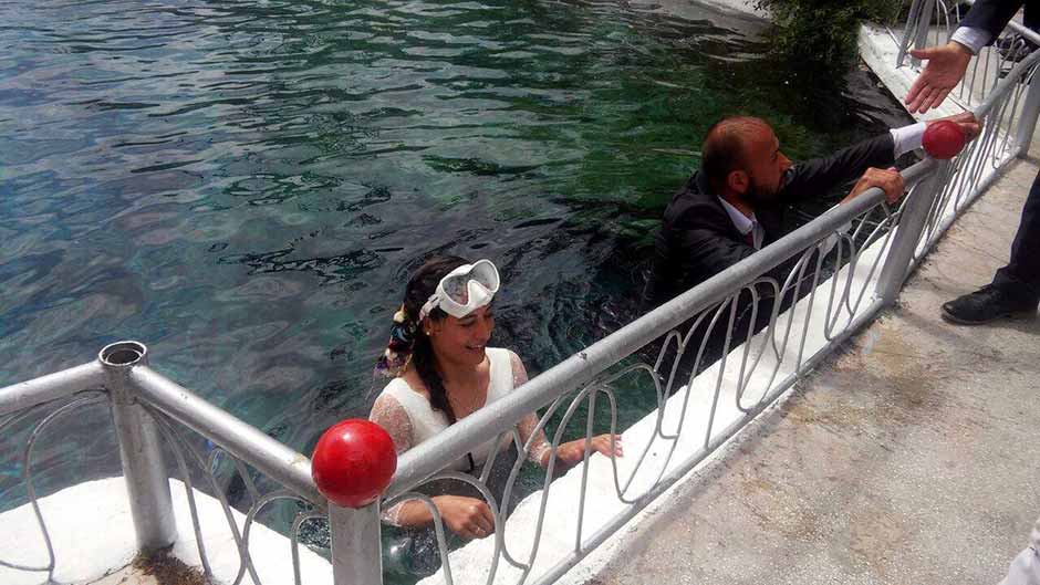 Gelinlik ve damatlıklarını giyen Volkan Türk ve Derya Ateş çifti, nikah törenlerini Sakarya Nehri’nin doğduğu noktada suyun altında yaptı.