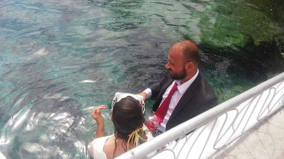 Gelinlik ve damatlıklarını giyen Volkan Türk ve Derya Ateş çifti, nikah törenlerini Sakarya Nehri’nin doğduğu noktada suyun altında yaptı.