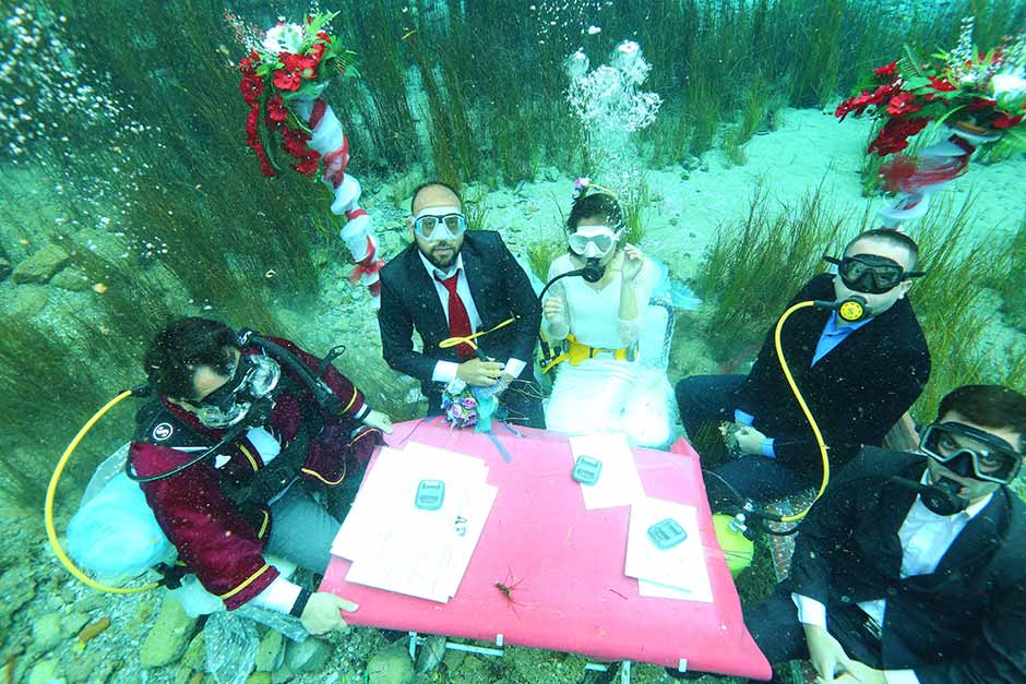 Gelinlik ve damatlıklarını giyen Volkan Türk ve Derya Ateş çifti, nikah törenlerini Sakarya Nehri’nin doğduğu noktada suyun altında yaptı.