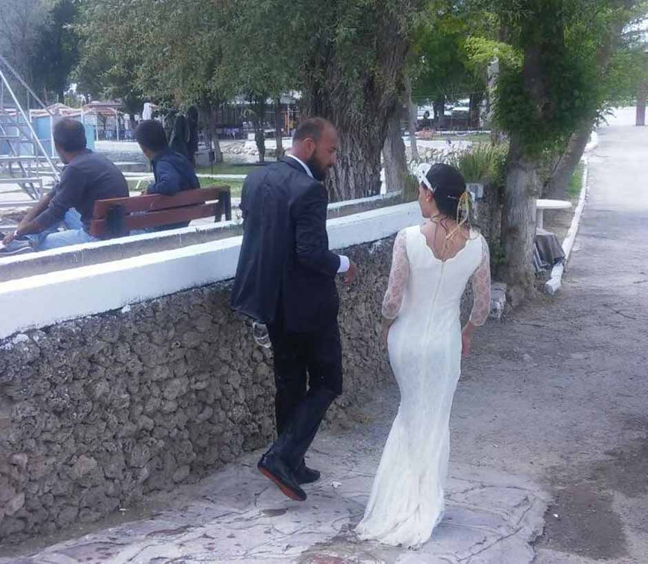 Gelinlik ve damatlıklarını giyen Volkan Türk ve Derya Ateş çifti, nikah törenlerini Sakarya Nehri’nin doğduğu noktada suyun altında yaptı.