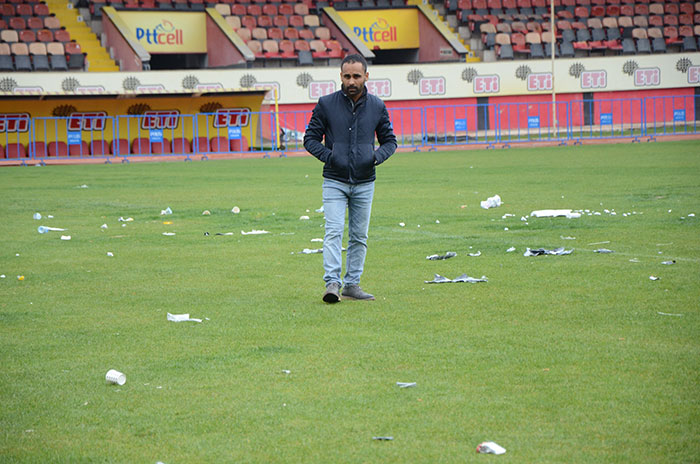 Kurtuluşspor’un hem başkanı hem de antrenörü olan Gökhan Yıldırım, 29 Ekim konserinin Eskişehir Atatürk Stadyumu’nda yapılması halinde görevini bırakacağını açıklamıştı. Konser oldu Yıldırım istifa etti.