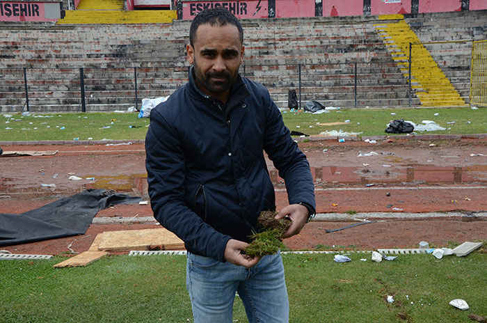 Kurtuluşspor’un hem başkanı hem de antrenörü olan Gökhan Yıldırım, 29 Ekim konserinin Eskişehir Atatürk Stadyumu’nda yapılması halinde görevini bırakacağını açıklamıştı. Konser oldu Yıldırım istifa etti.