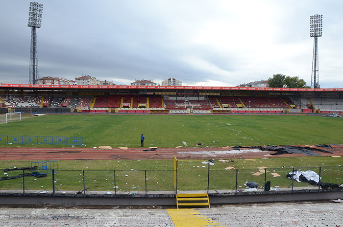 Kurtuluşspor’un hem başkanı hem de antrenörü olan Gökhan Yıldırım, 29 Ekim konserinin Eskişehir Atatürk Stadyumu’nda yapılması halinde görevini bırakacağını açıklamıştı. Konser oldu Yıldırım istifa etti.