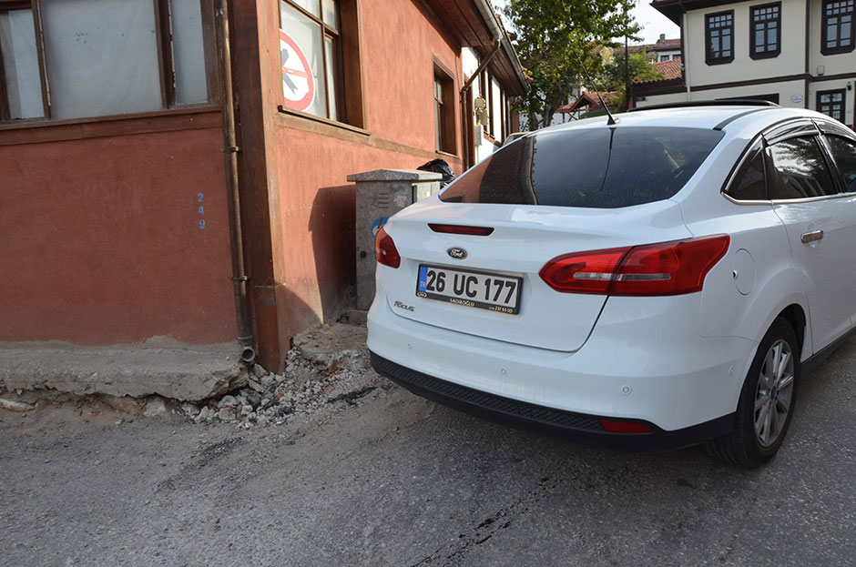 Tarihi Odunpazarı bölgesinde bulunan ve Kurşunlu Külliyesi'nin hemen arkasına denk gelen dar bir sokaktan zorunlu dönüşü zorlaştıran, bu sebeple yaındaki tarihi binanın duvarında da tahribata yol açan elektrik direği kaldırıldı.