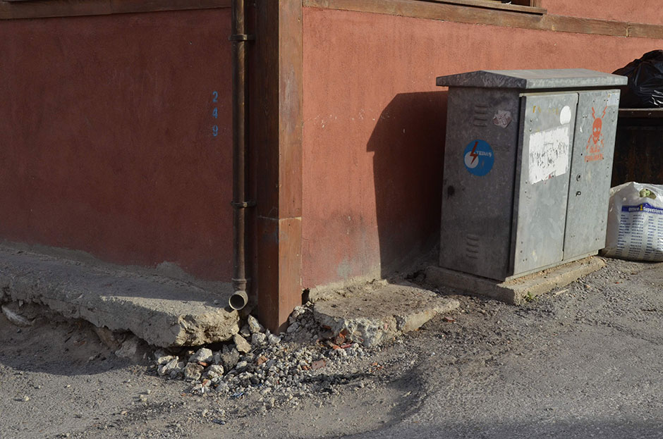 Tarihi Odunpazarı bölgesinde bulunan ve Kurşunlu Külliyesi'nin hemen arkasına denk gelen dar bir sokaktan zorunlu dönüşü zorlaştıran, bu sebeple yaındaki tarihi binanın duvarında da tahribata yol açan elektrik direği kaldırıldı.