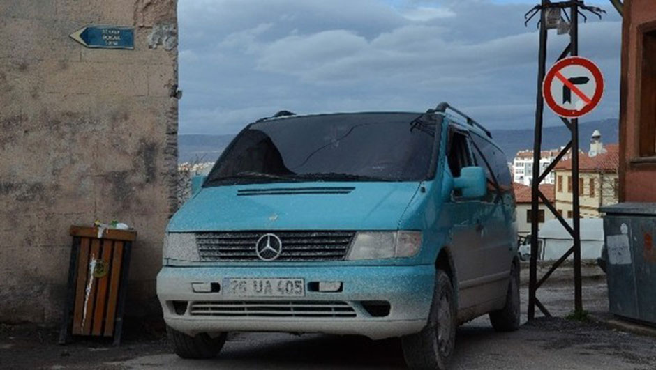 Tarihi Odunpazarı bölgesinde bulunan ve Kurşunlu Külliyesi'nin hemen arkasına denk gelen dar bir sokaktan zorunlu dönüşü zorlaştıran, bu sebeple yaındaki tarihi binanın duvarında da tahribata yol açan elektrik direği kaldırıldı.