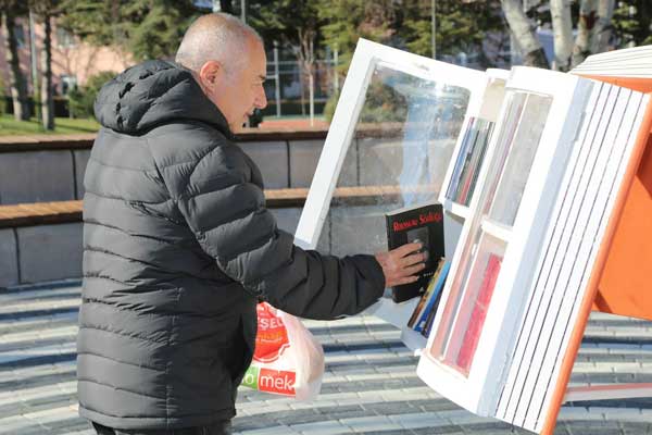 Odunpazarı Belediyesi, öğretmenlere hediye ederek 24 Kasım Öğretmenler Günü’nde açılışını yaptığı Öğretmenler Parkı’nda büyük bir sürprize imza attı.