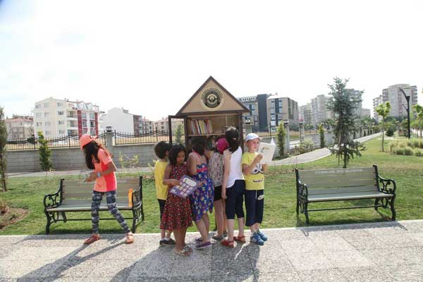 Çocukları da unutmayan Odunpazarı Belediyesi, Öğretmenler Parkı’na çocuklar için de açık hava kütüphanesi yerleştirdi. Açık hava kütüphaneleri ile parklar artık sadece oyunların oynandığı, yürüyüşlerin yapılıp, sohbetlerin edildiği mekanlar olmaktan çıktı.