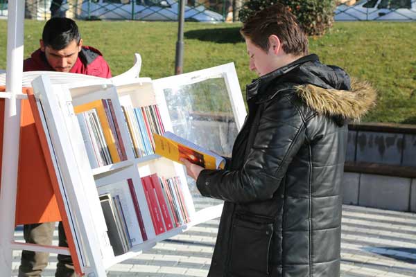 Kitap meraklılarının parklarda bulunan açık hava kütüphanelerinden okumak istedikleri kitapları alabildiklerini belirten yetkililer, “Vatandaşlar, istedikleri kitabı alıp okuyor. Parkta okumaya başladığı kitabı evine götürüp okumaya devam ediyor. Kitap bittikten sonra da getirip yerine koyuyor.