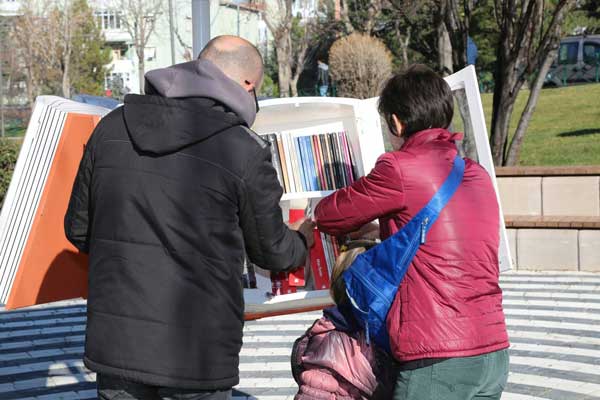 Odunpazarı Belediyesi kütüphanelerinde görev yapan personeller ise düzenli olarak kütüphanelerde yer alan kitapların kontrollerini yapıyor. Eksilen kitapların yerine takviyeler yapılıyor. 