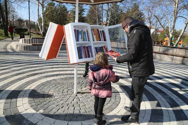 Üstelik vatandaşlar da evlerinde bulunan ve paylaşmak istedikleri kitapları getirip, kütüphaneye bırakabiliyor. Böylece hiç tanımadığınız biri ile kitabınızı paylaşabiliyorsunuz” dedi. 