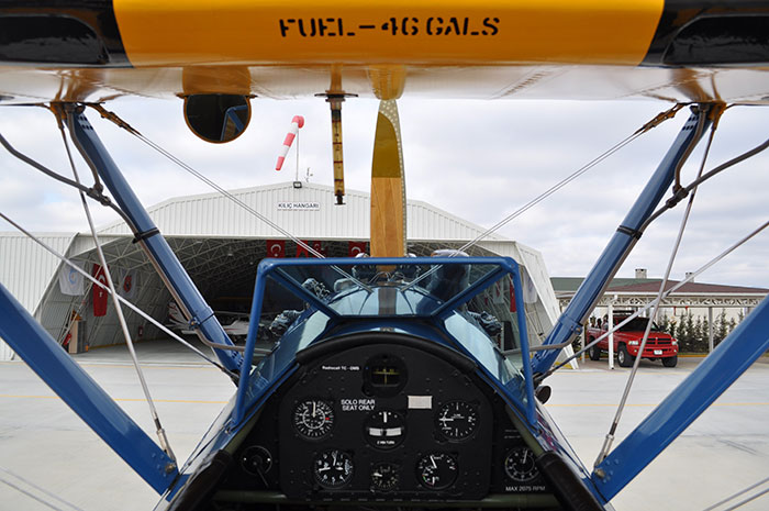 Türkiye’nin uçabilen en yaşlı tayyaresi 1942 model Boeing-Stearman, Sivrihisar Uluslararası Sportif Havacılık Merkezi’nde 75 yaşında olmasına rağmen tarihini göklerle birleştirmeye devam ediyor. 